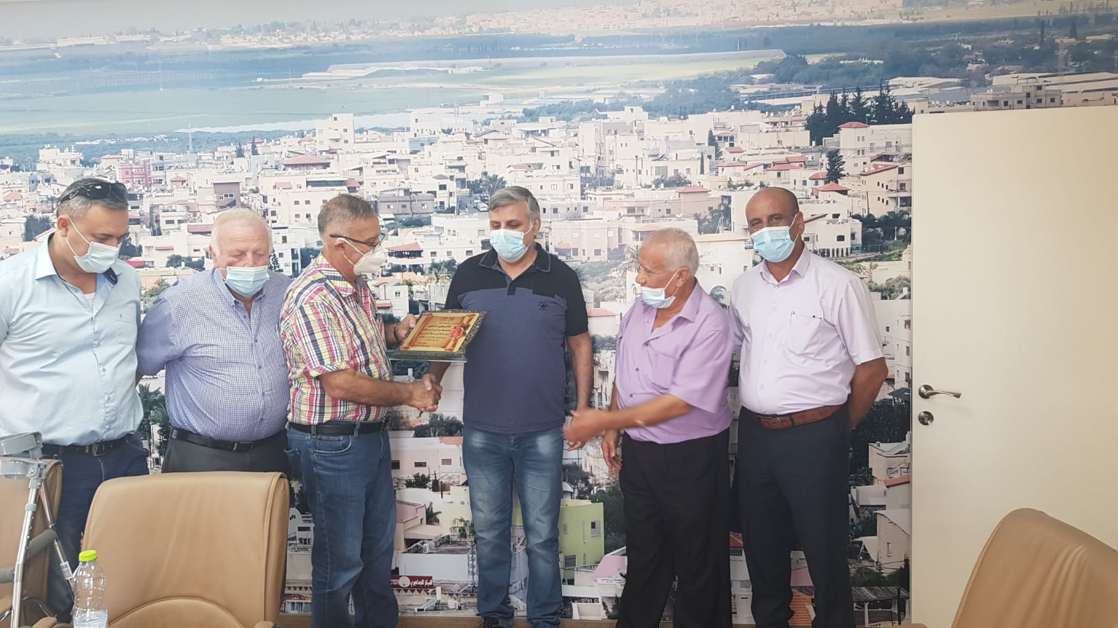 درع تهنئة من رئيس مجلس أبوسنان المحلي السيد فوزي مشلب وأعضاء الإدارة للمربي رافع شاهين لتوليه إدارة المرحلة الثانوية